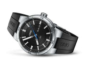 Orologio Oris con cassa acciaio e quadrante nero, lancette e corona, cinturino in caucciù nero.