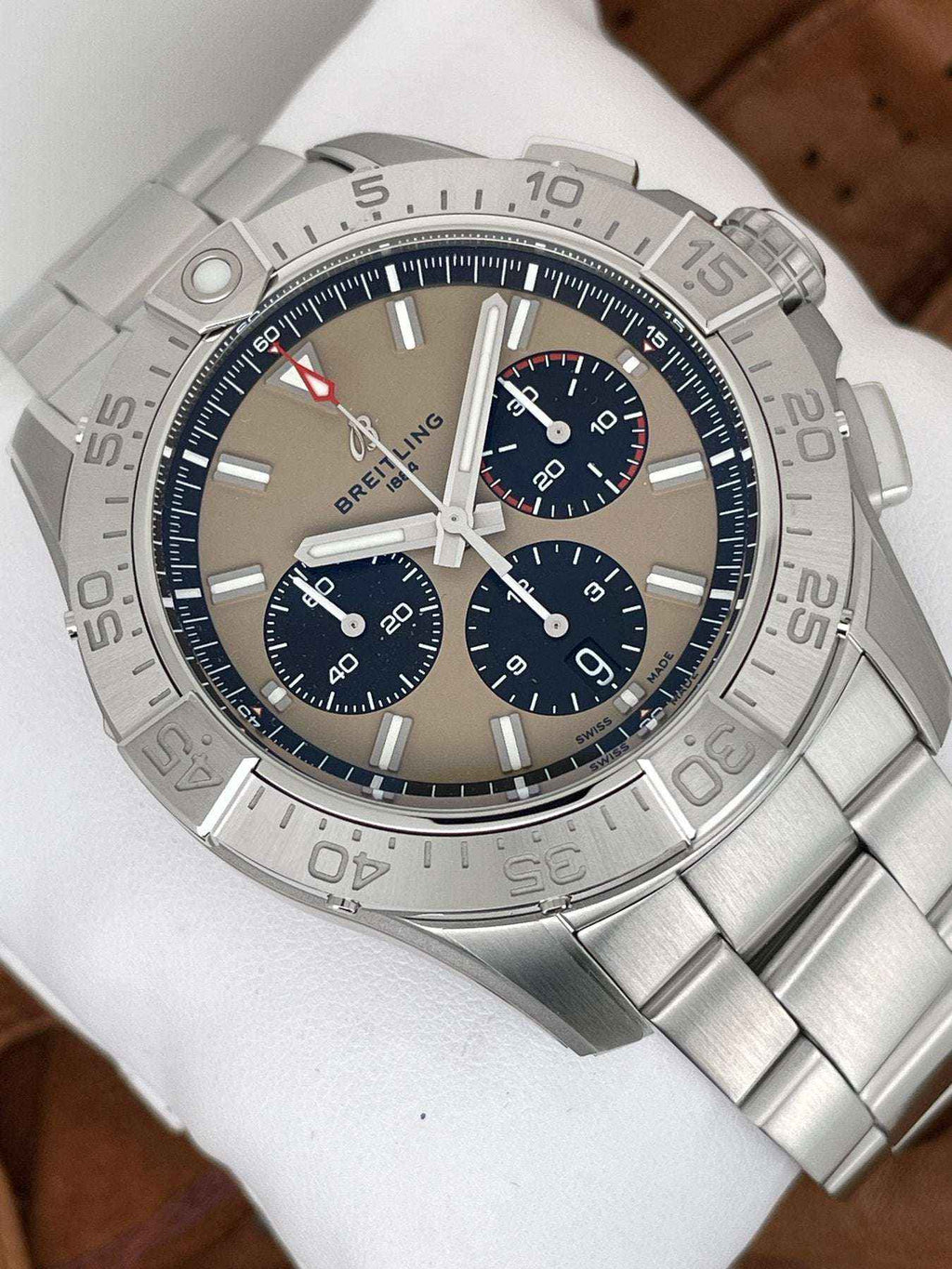 Orologio Breitling con quadrante beige, tre contatori neri e bracciale in acciaio
