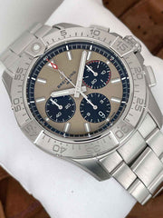 Orologio Breitling con quadrante beige, tre contatori neri e bracciale in acciaio