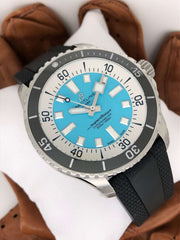 Orologio subacqueo Breitling con quadrante turchese e cinturino in caucciù nero