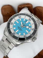 Orologio subacqueo Breitling Superocean con quadrante turchese e bracciale in acciaio