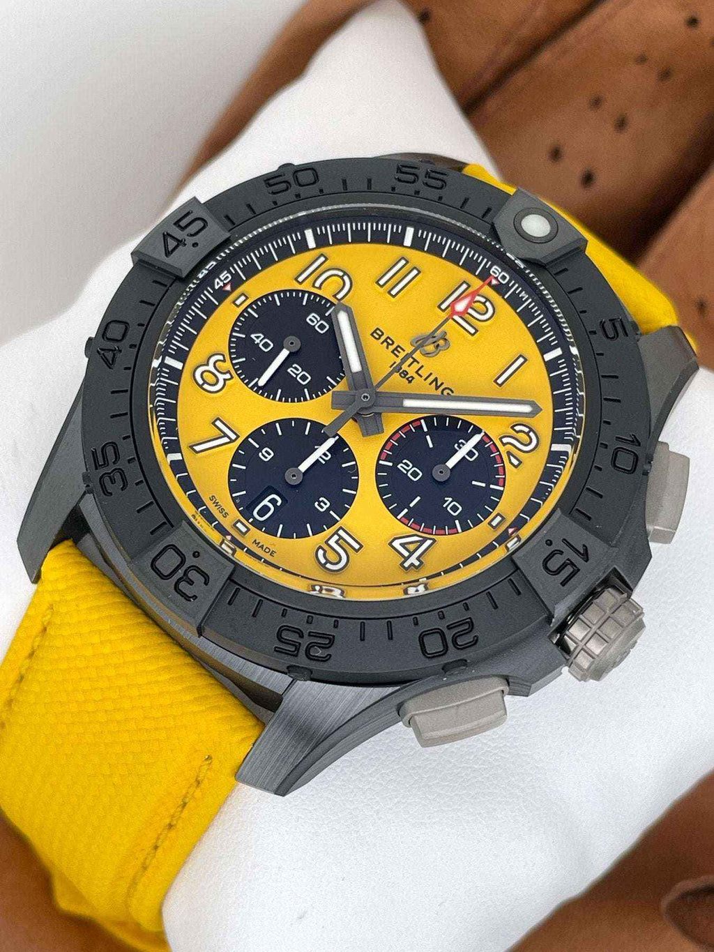 Orologio cronografo da uomo con cassa nera e quadrante giallo, cinturino in pelle gialla