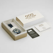 Set orologio in confezione: orologio con quadrante blu e cinturino in pelle blu.