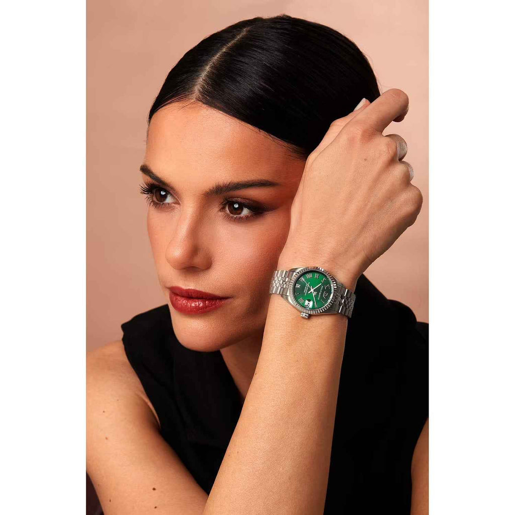Orologio da polso in acciaio con quadrante verde, indossato al polso