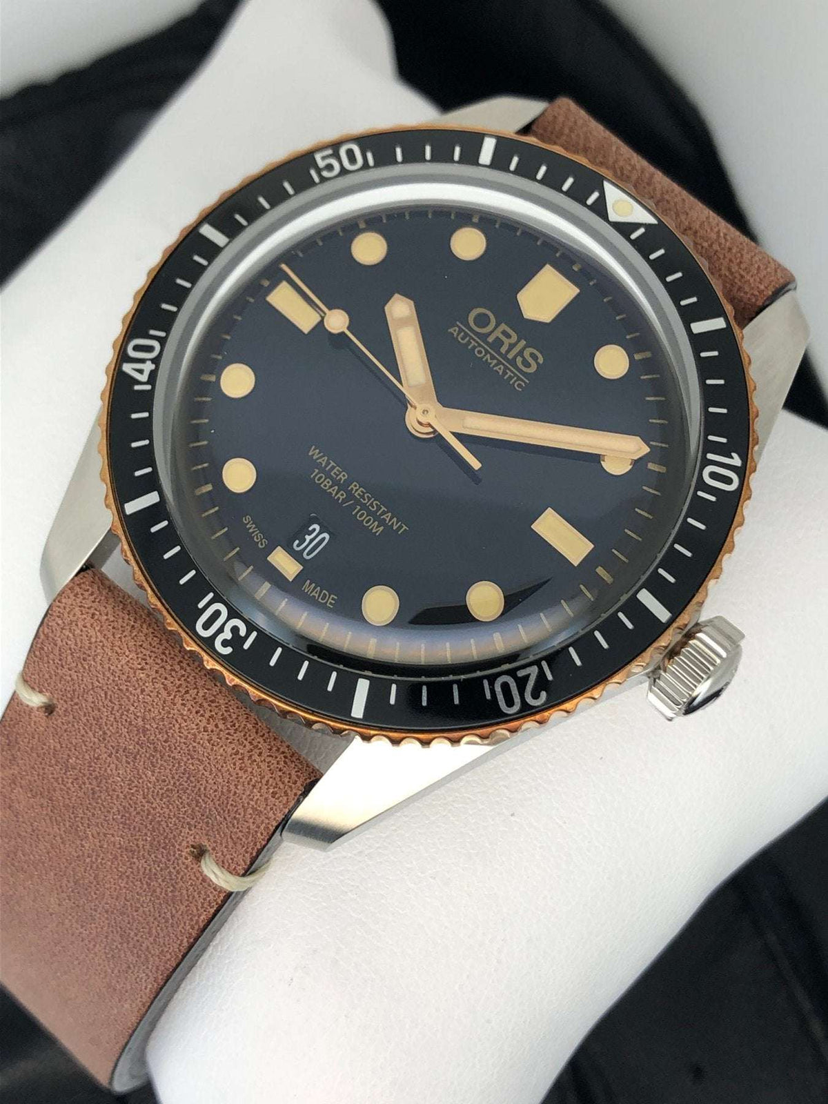 Oris Divers Sixty-Five Uomo 40mm Cassa Acciaio e Bronzo Quadrante Nero Automatico Calibro 733 Vetro Zaffiro Lunetta Diver Cinturino Pelle Data Super-LumiNova 100m Swiss Made Ref. 01 733 7707 4354-07 5 20 45 Oasi Watch