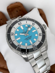 Orologio Breitling Superocean con lunetta nera e quadrante turchese su bracciale acciaio