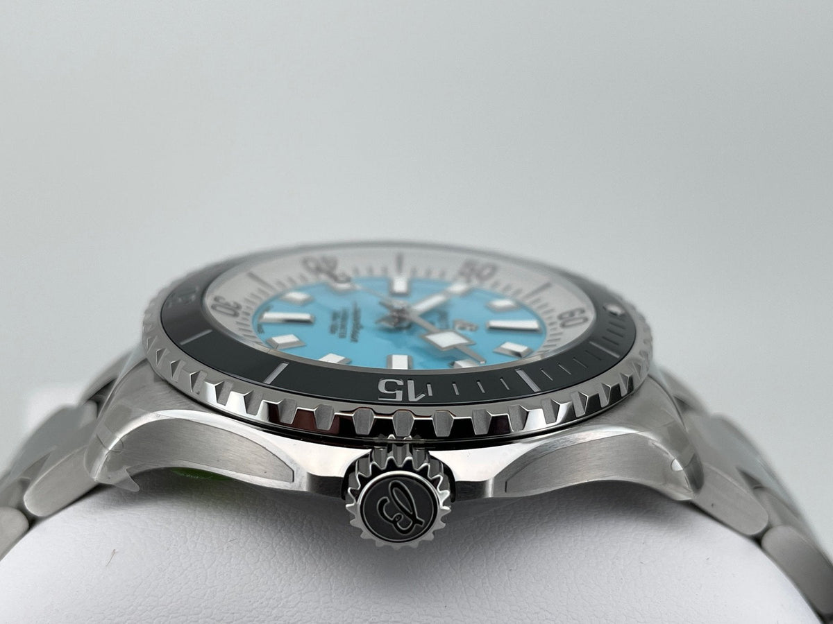 Orologio Breitling Superocean: lunetta nera zigrinata e corona sulla cassa d’acciaio