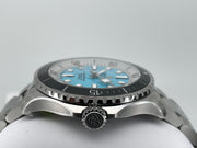 Orologio Breitling Superocean: lunetta nera zigrinata e corona sulla cassa d’acciaio