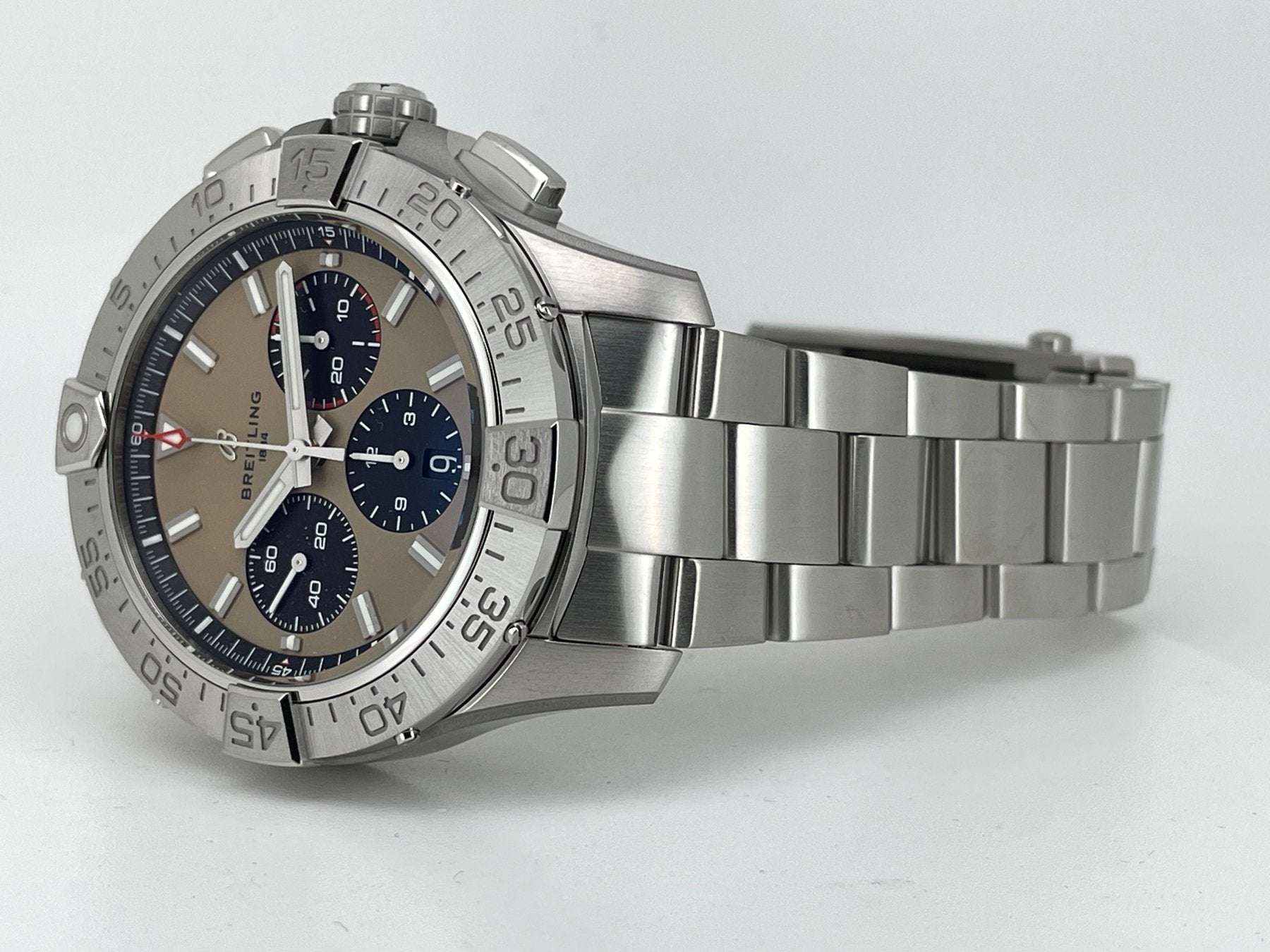 Breitling Avenger B01 Chronograph 44 Beige Dial Automatic Full Set Ref. AB0147101A1A1 Mint Breitling