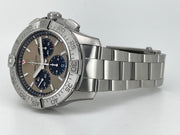Orologio Breitling Avenger lato con bracciale in acciaio e quadranti blu scuro