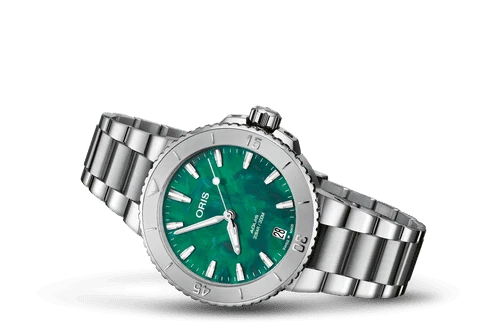 Orologio Oris Aquis con quadrante verde, indici luminescenti e bracciale d’acciaio.