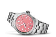 Orologio ORIS con quadrante rosato-rosso e bracciale in acciaio, vista laterale frontale.