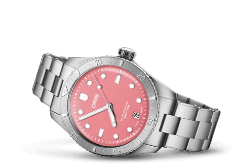 Orologio ORIS con quadrante rosato-rosso e bracciale in acciaio, vista laterale frontale.