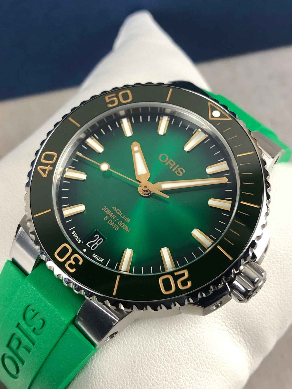 Orologio Oris con quadrante verde, lancette e indici chiari, cassa acciaio