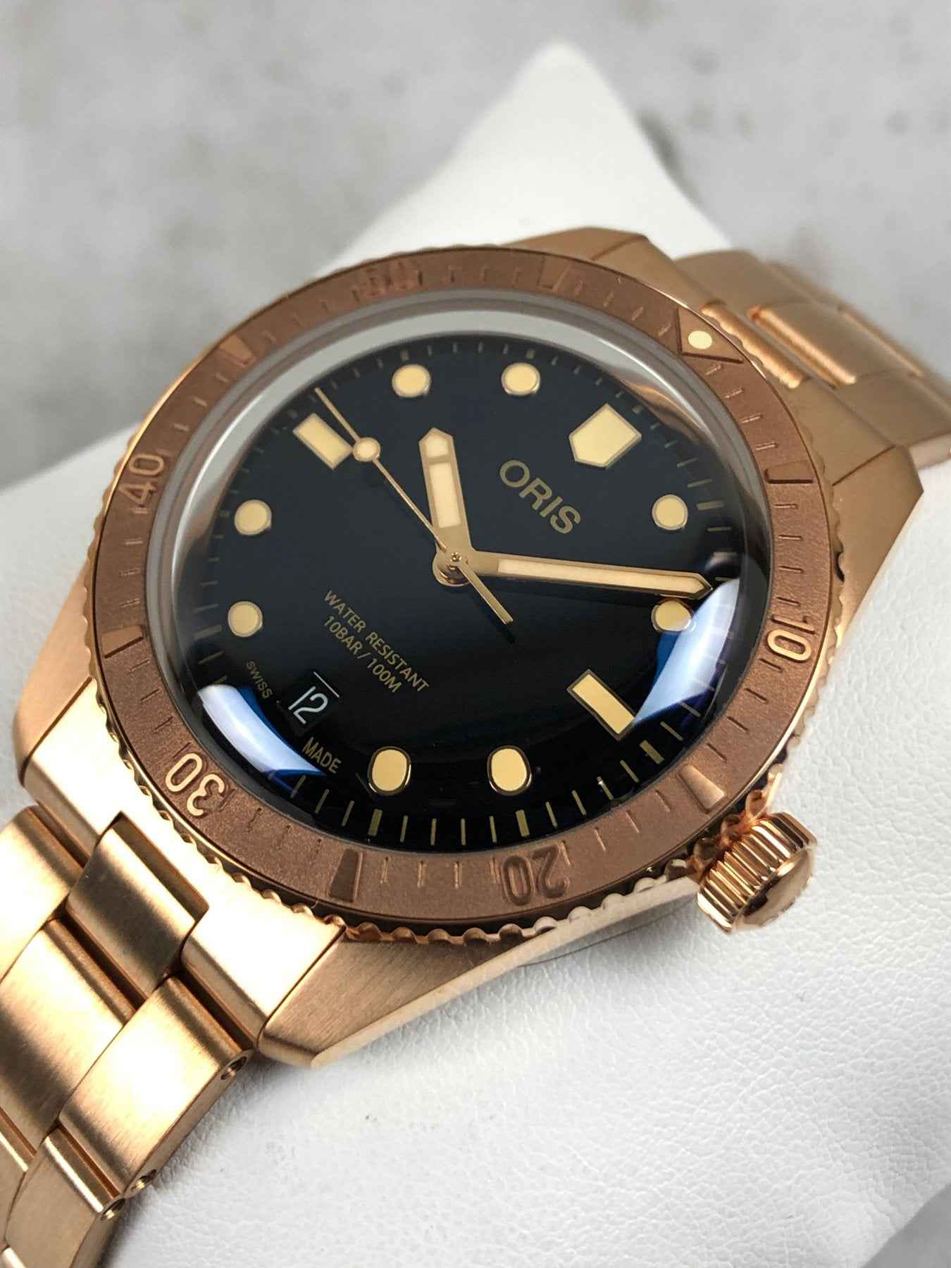 Orologio subacqueo Oris: quadrante nero, ghiera bronzo e bracciale maglia