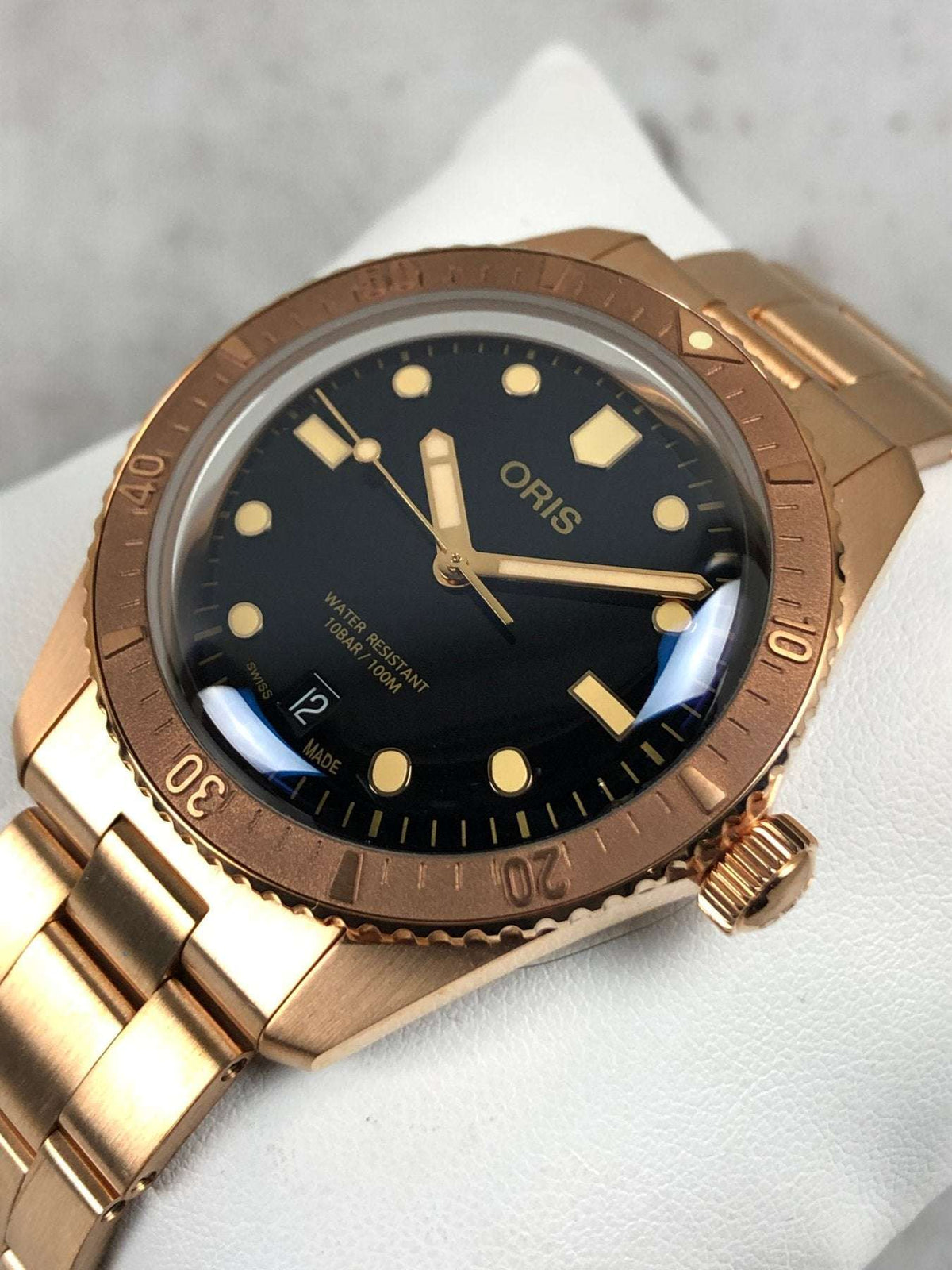 Oris Divers Sixty-Five Date Cotton Candy Sepia Uomo 38mm Bronzo Quadrante Nero Automatico Calibro 733-1 Vetro Zaffiro Lunetta Diver Bracciale Bronzo Data 100m Swiss Made Ref. 01 733 7771 3154-07 8 19 15 Oasi Watch