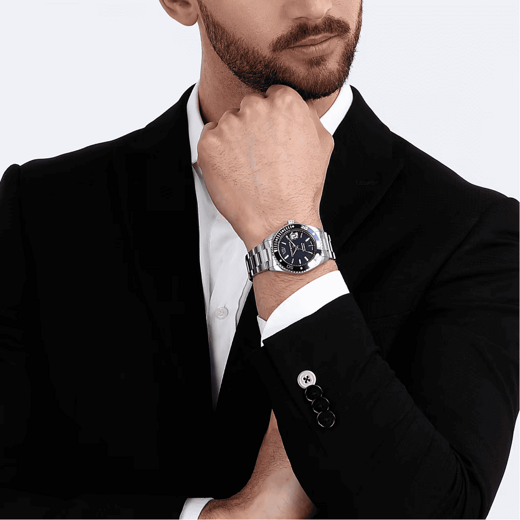 Orologio automatico con quadrante blu e bracciale in acciaio al polso, con manica scura
