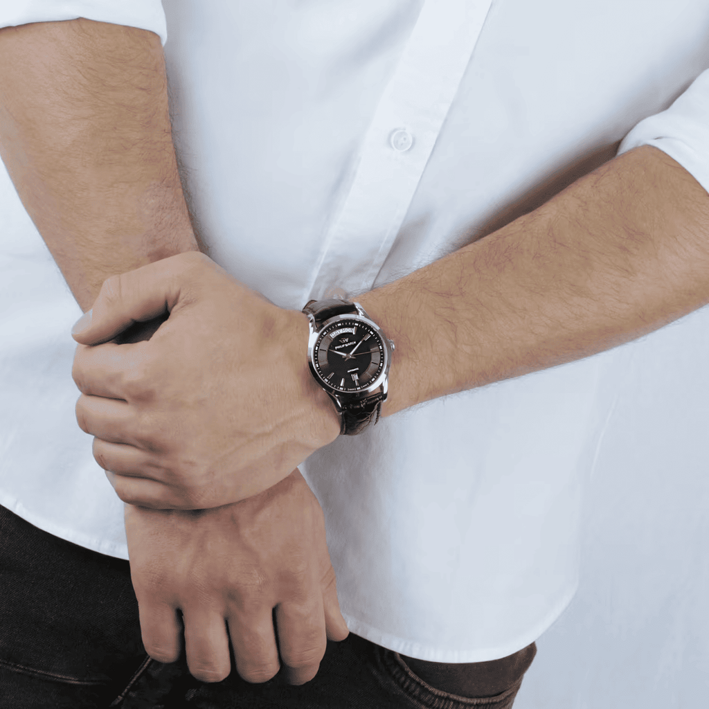 Orologio automatico nero al polso: quadrante nero, cassa d’acciaio tonneau e pelle nera