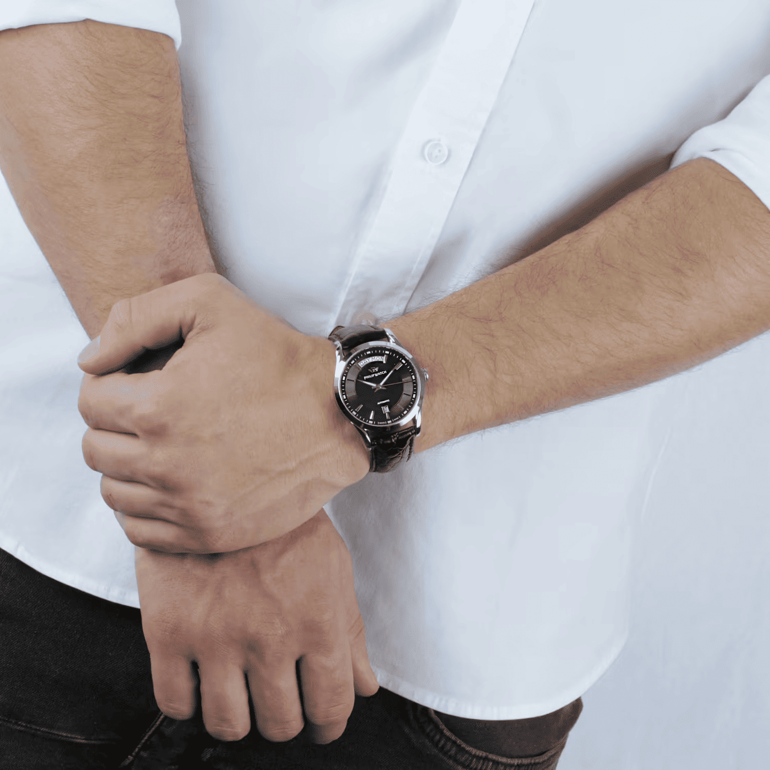 Orologio Philip Watch sul polso, cassa acciaio e quadrante nero, cinturino pelle nero