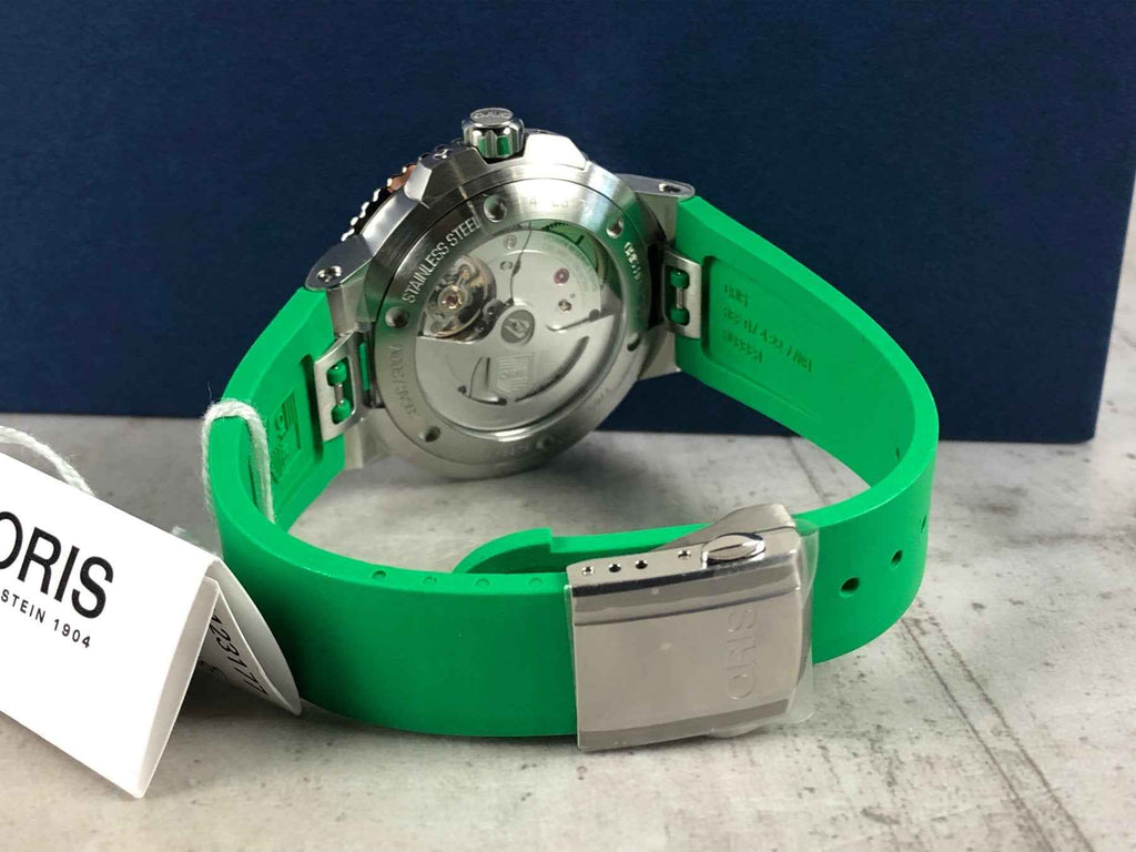 Orologio Oris visto di lato con cinturino verde in caucciù e fondello in acciaio