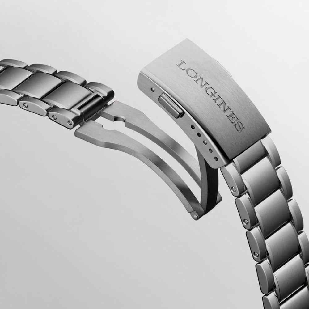 Bracciale in titanio Longines con chiusura e maglie lucidate, vista laterale