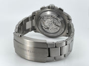 Bracciale in titanio con fibbia e fondello posteriore visibile dell’orologio