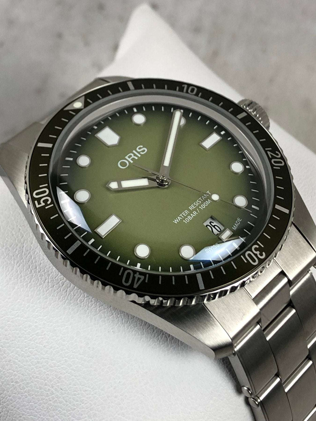 Oris Divers Sixty-Five Date Uomo 40mm Acciaio Quadrante Verde Sfumato Automatico Calibro 733-1 Vetro Zaffiro Lunetta Diver Super-LumiNova Bracciale Acciaio Data 100m Swiss Made Ref. 01 733 7707 4057-07 8 20 18 Oasi Watch