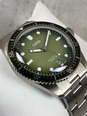 Orologio Oris con quadrante verde, indici luminescenti e lunetta girevole nera