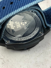 Fondello dell’orologio Alpina con incisione “GYRE”, chiusura e cinturino NATO blu
