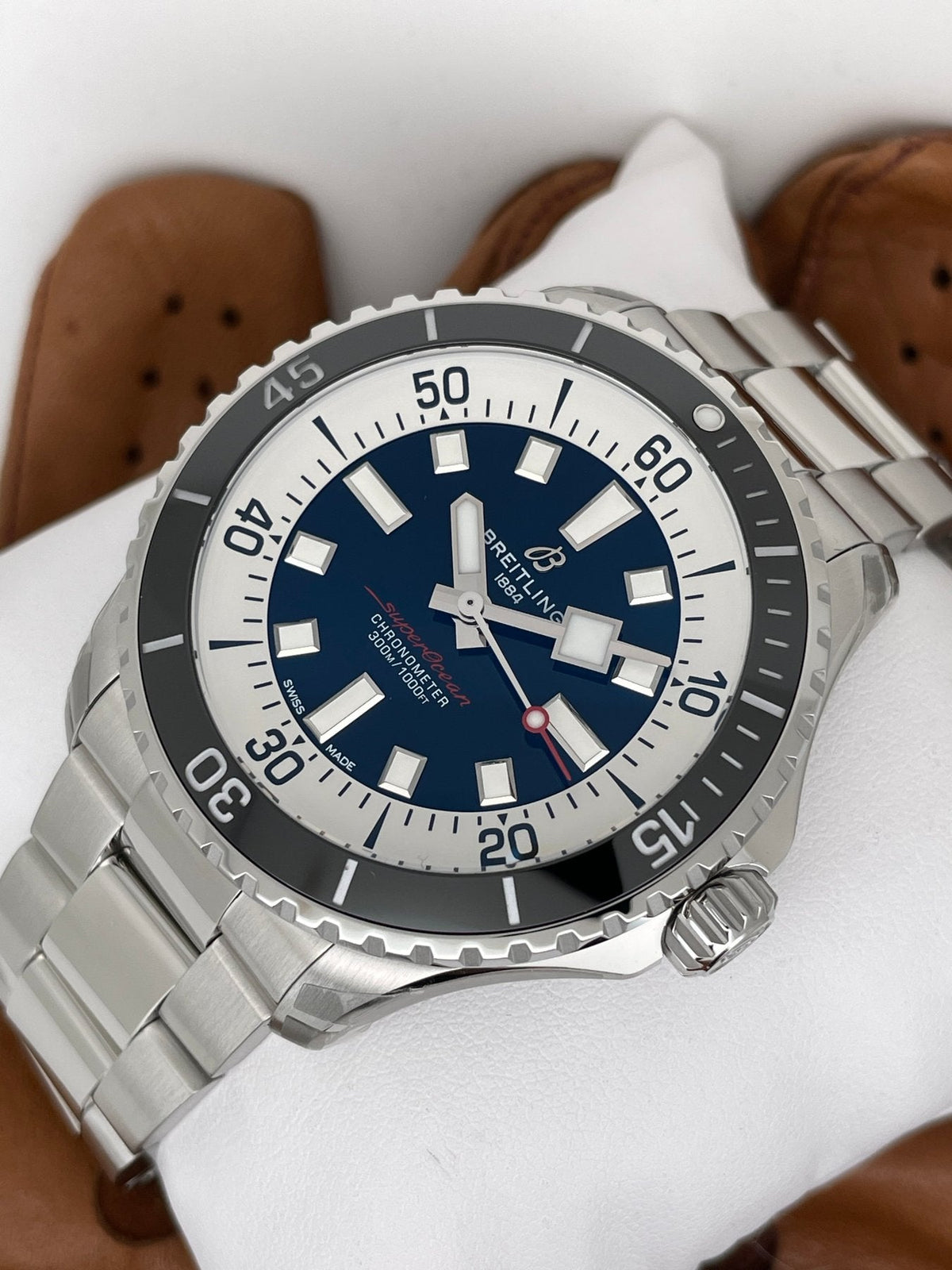 Orologio subacqueo Breitling con quadrante blu e bracciale in acciaio, lunetta in ceramica