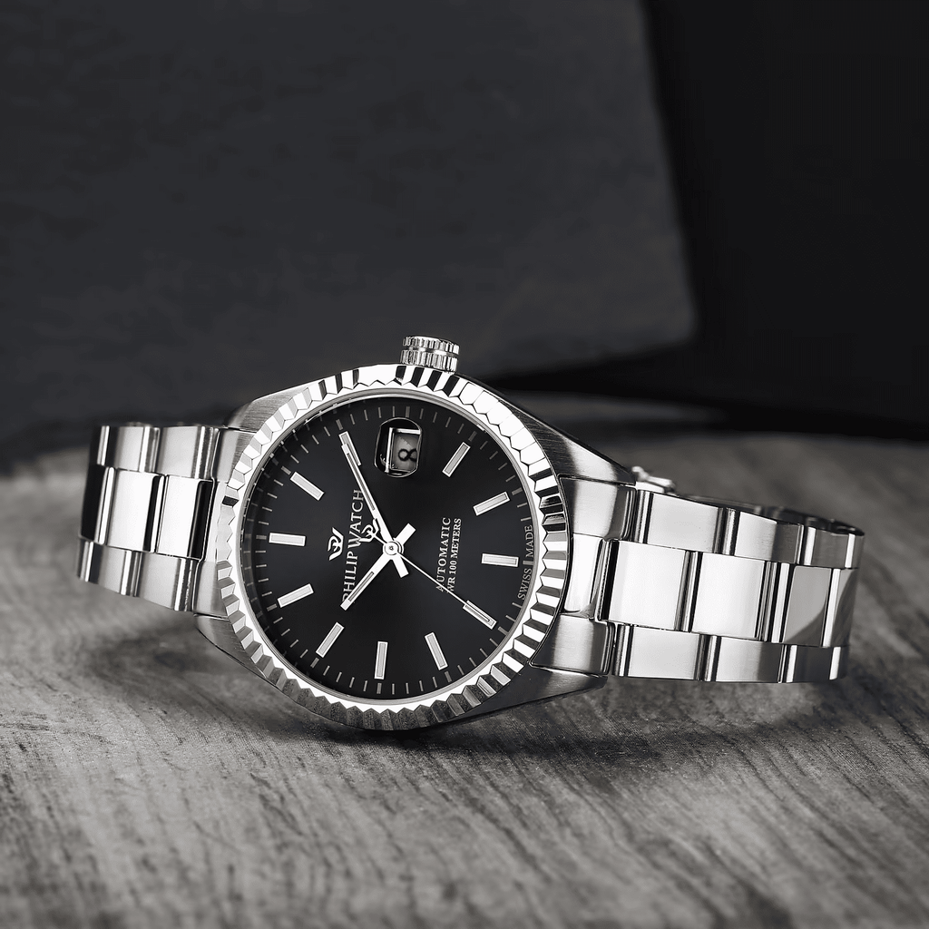 Orologio automatico con quadrante nero, lunetta scanalata e bracciale in acciaio