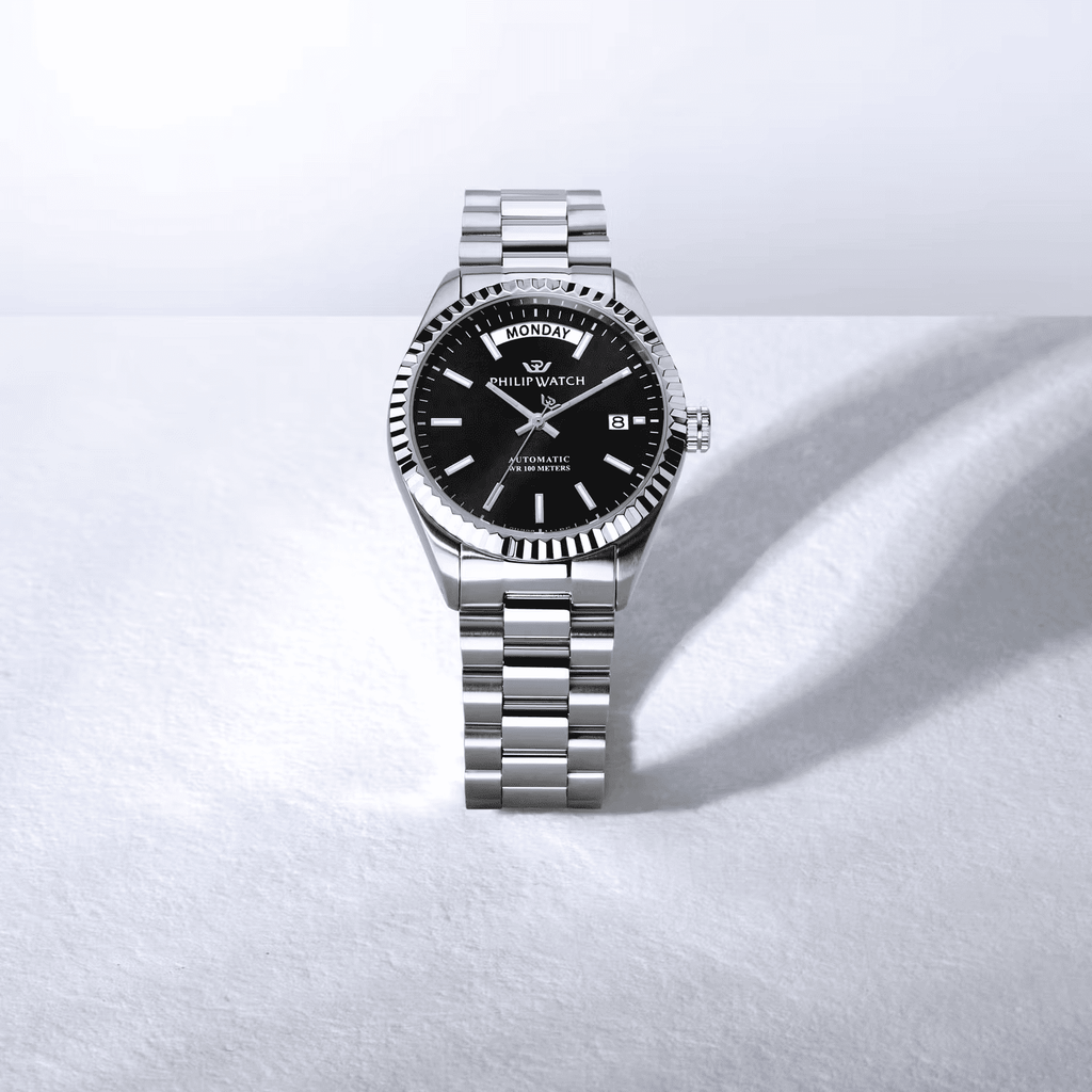 Orologio automatico con quadrante nero e bracciale in acciaio, vista angolata con corona