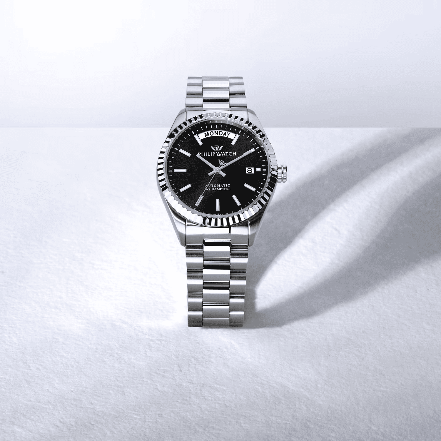 Orologio automatico con quadrante nero e bracciale in acciaio, vista angolata con corona