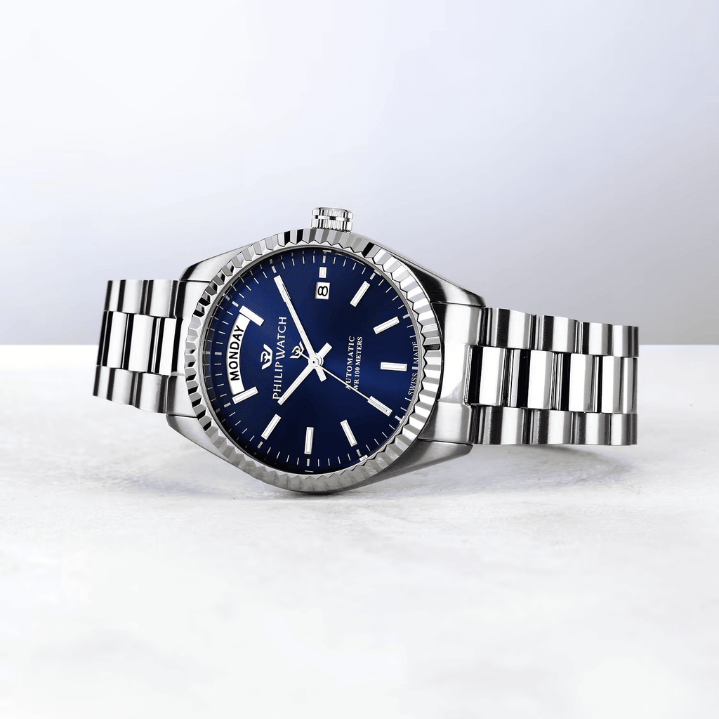 Orologio automatico con lunetta zigrinata e quadrante blu, bracciale in acciaio