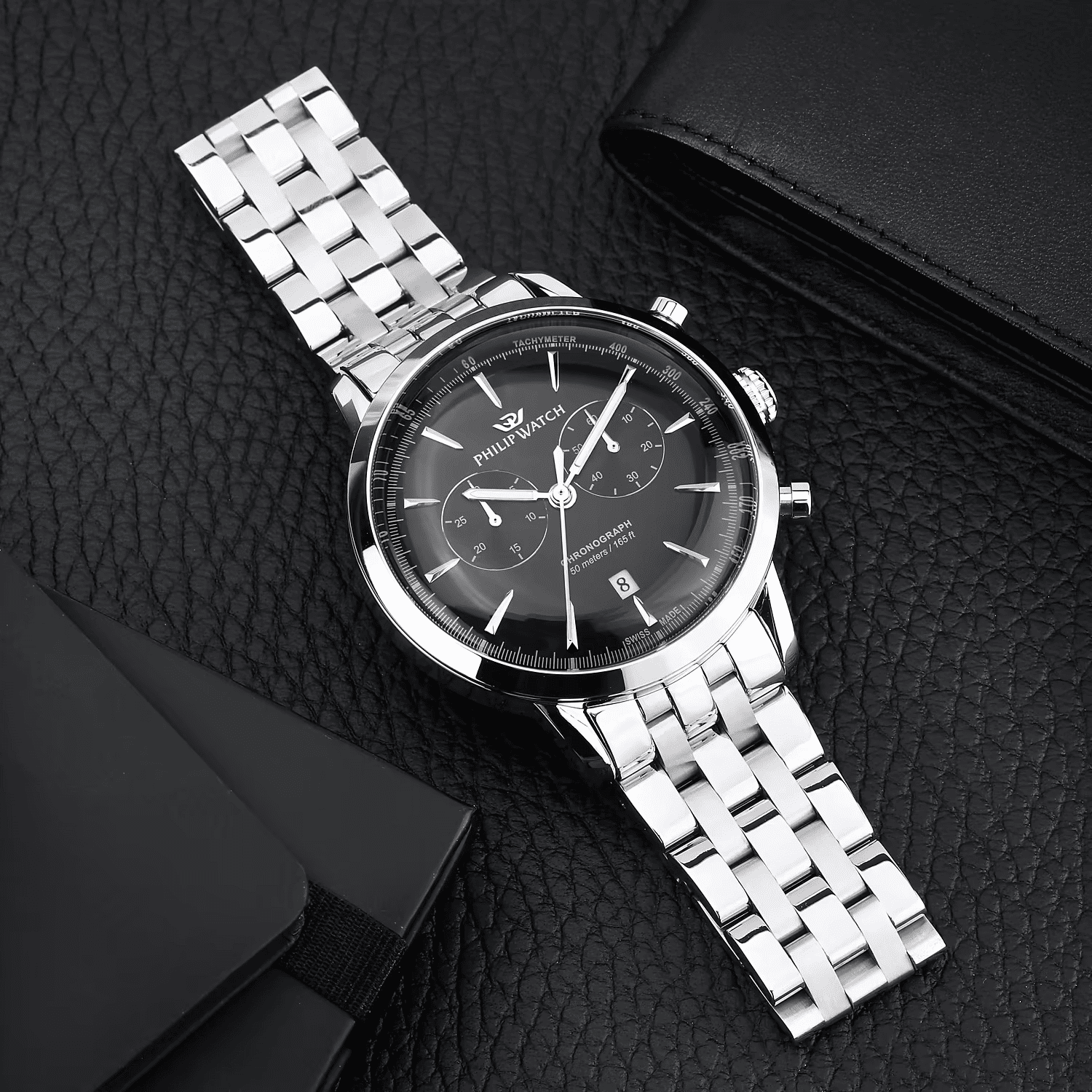 Orologio cronografo con quadrante nero e cinturino in maglie d’acciaio
