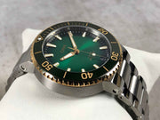 Orologio subacqueo ORIS con quadrante verde, ghiera oro e cinturino in acciaio