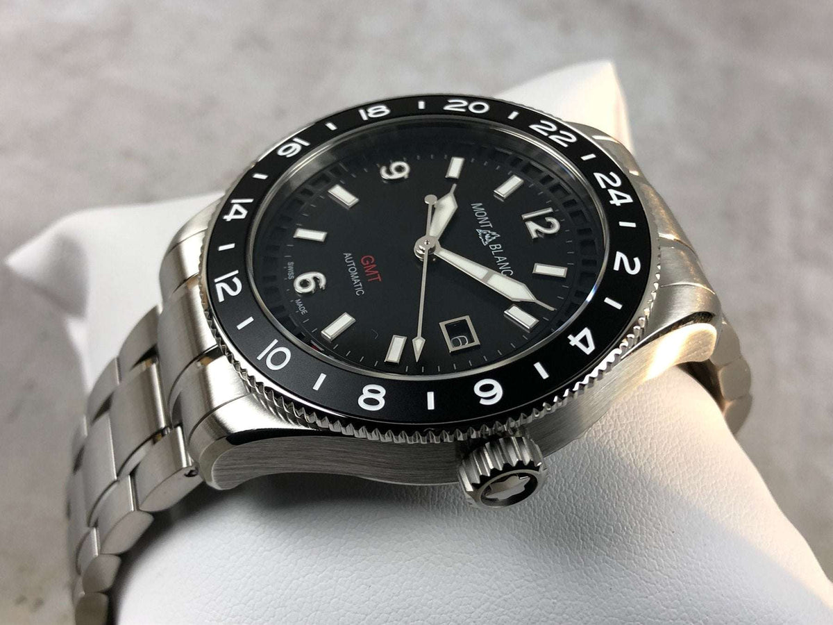 Orologio GMT Montblanc con quadrante nero, lancette e indici luminosi, ghiera nera