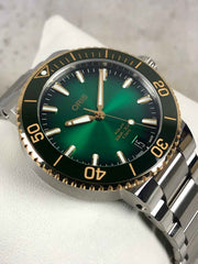 Orologio subacqueo ORIS con quadrante verde, ghiera oro e cinturino in acciaio