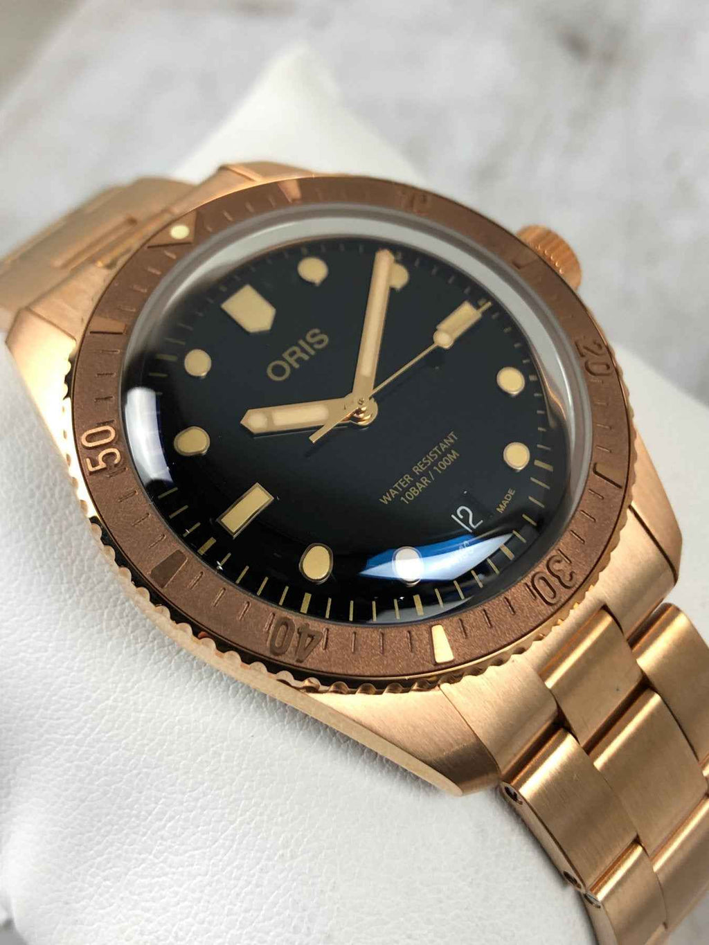 Orologio Oris subacqueo: quadrante nero con indici e lancette beige, cassa bronzo