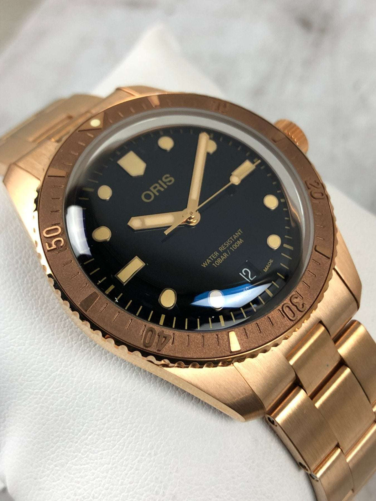 Oris Divers Sixty-Five Date Cotton Candy Sepia Uomo 38mm Bronzo Quadrante Nero Automatico Calibro 733-1 Vetro Zaffiro Lunetta Diver Bracciale Bronzo Data 100m Swiss Made Ref. 01 733 7771 3154-07 8 19 15 Oasi Watch