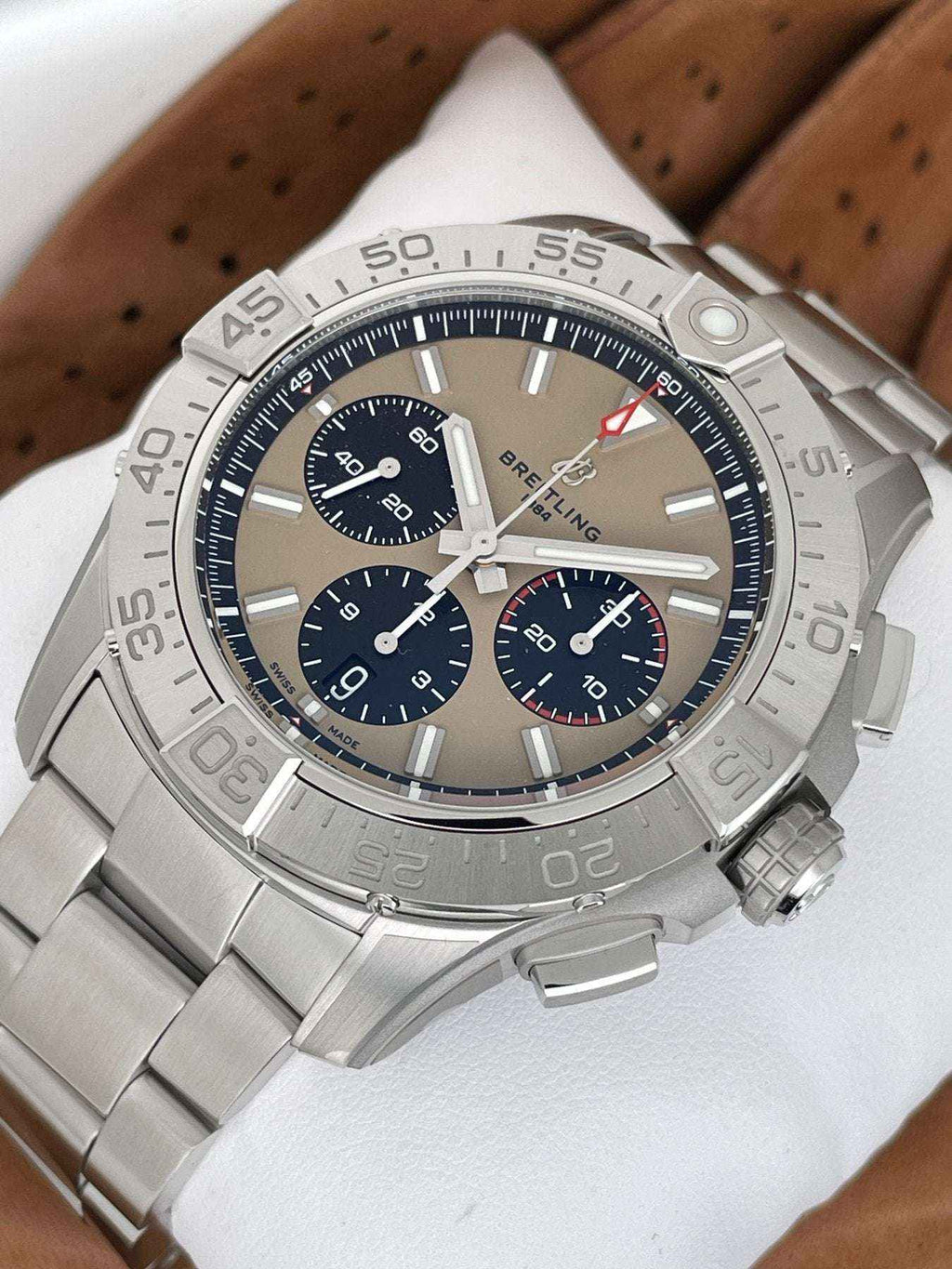 Orologio Breitling Avenger B01 con quadrante beige e bracciale in acciaio