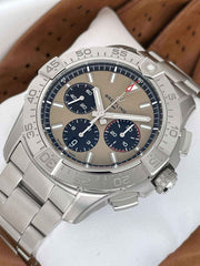 Orologio Breitling Avenger B01 con quadrante beige e bracciale in acciaio