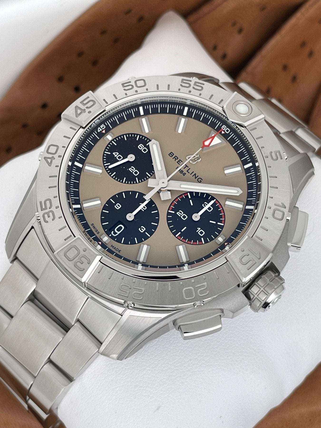 Orologio Breitling Avenger B01 con quadrante beige e bracciale in acciaio