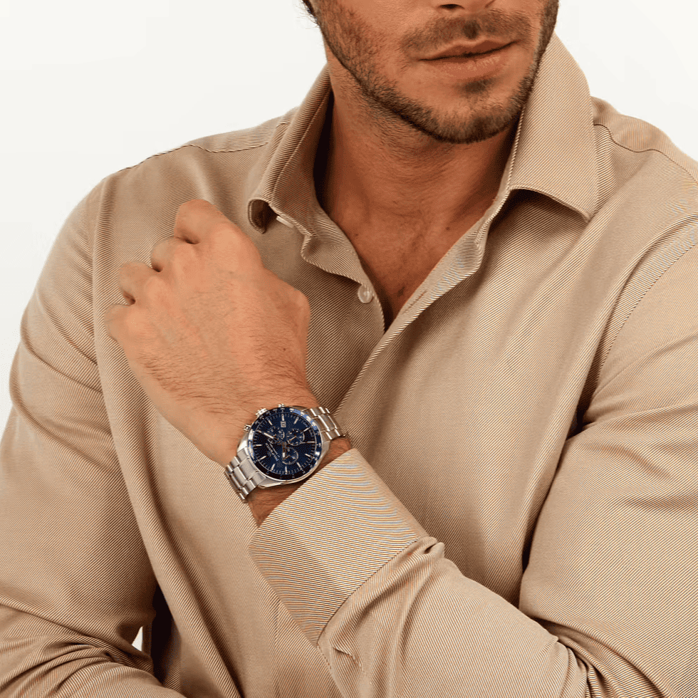 Orologio cronografo al polso con cinturino in acciaio e quadrante blu visibile