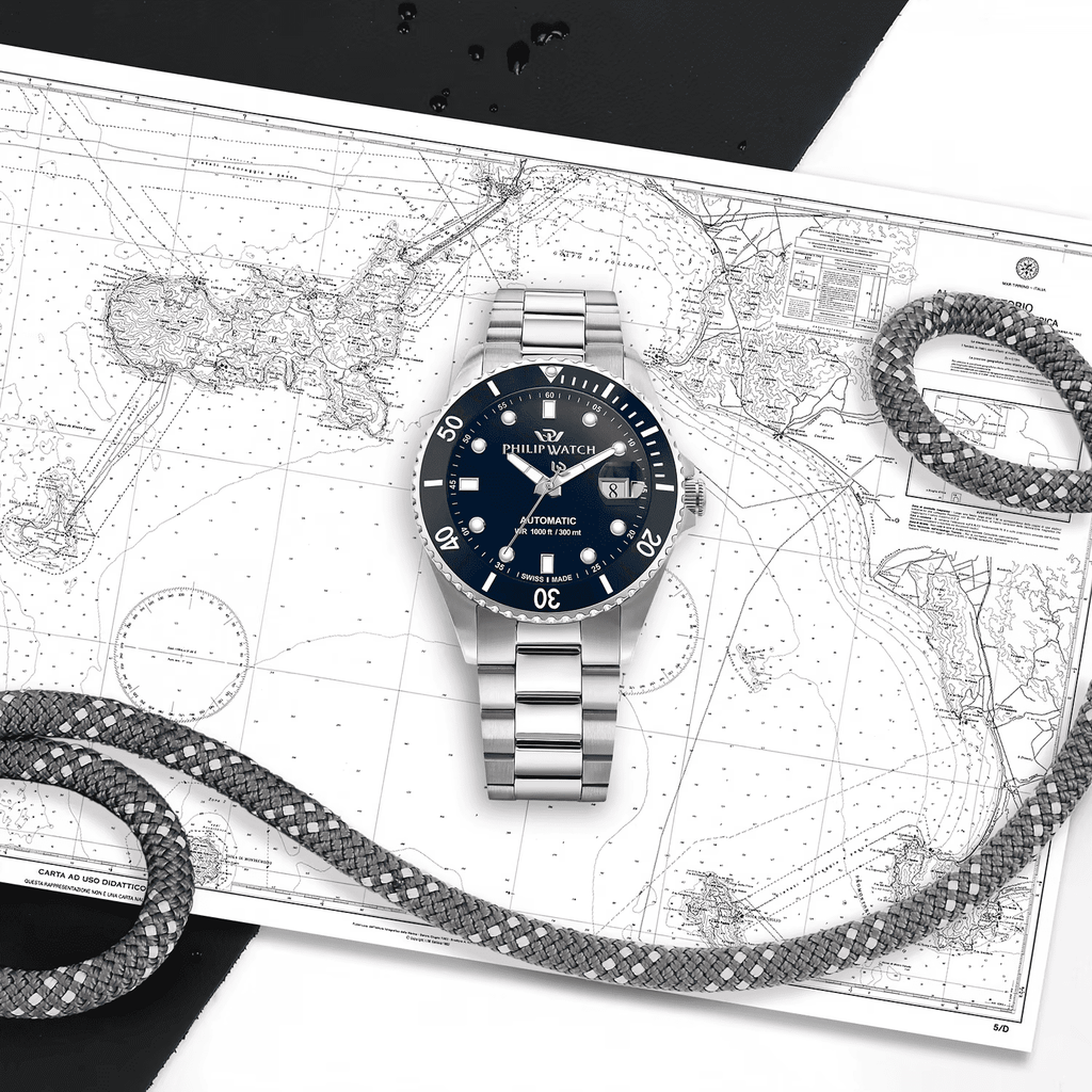 Orologio subacqueo in vista dall’alto con quadrante blu e bracciale in acciaio