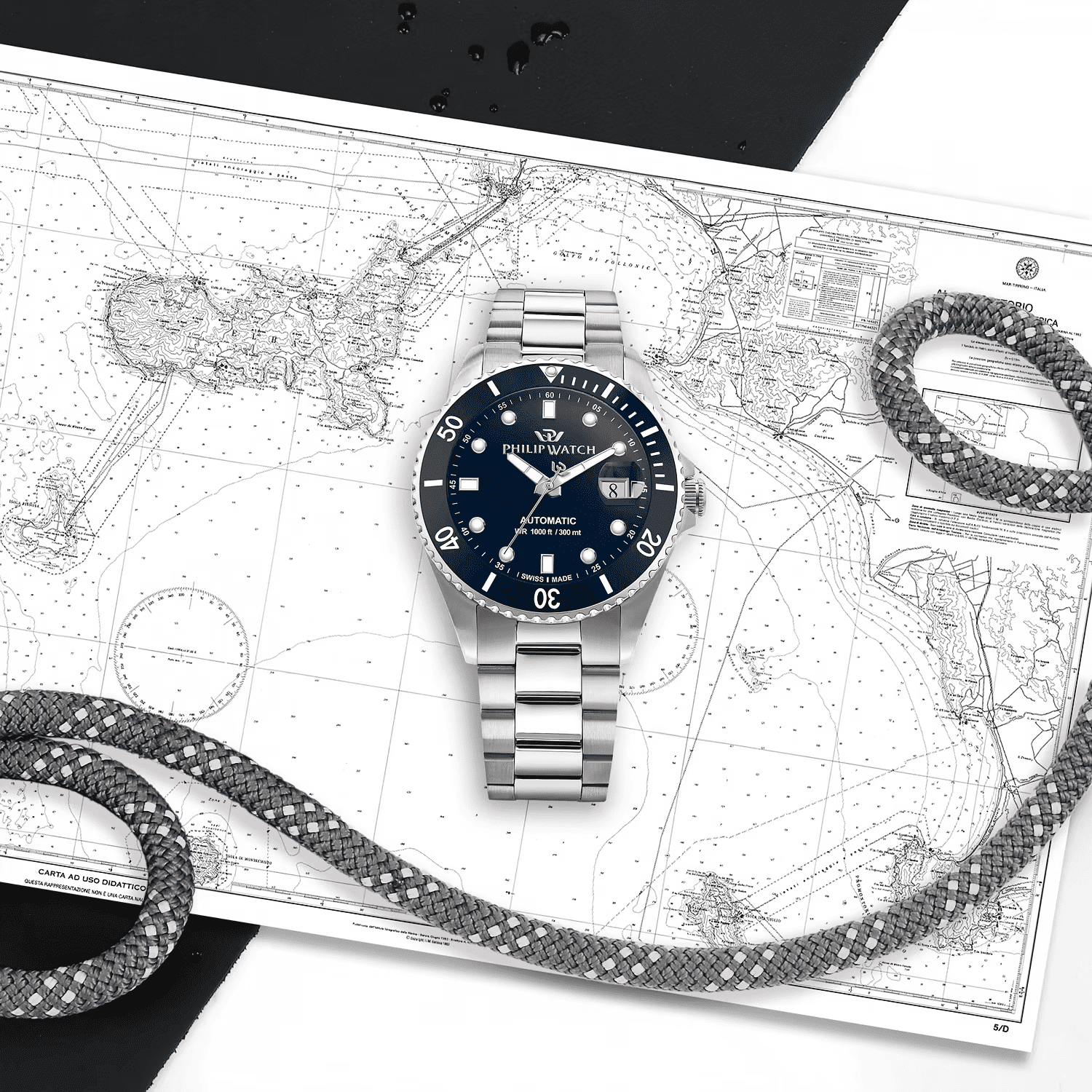 Orologio subacqueo in vista dall’alto con quadrante blu e bracciale in acciaio