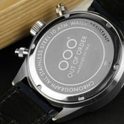 Fondello dell’orologio in acciaio con scritte, cinturino in pelle blu.