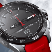 Primo piano orologio Tissot: quadrante nero Energy Savings e cinturino rosso