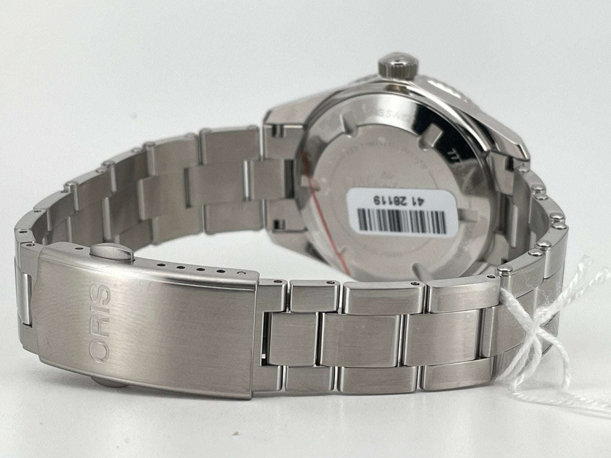 Orologio Oris in acciaio visto dal fondello con bracciale e fibbia