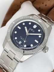 Orologio subacqueo in acciaio con quadrante blu, indici bianchi e datario
